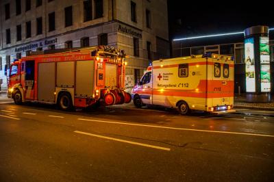 Stuttgart: PKW Brand greift auf Gebaeude ueber